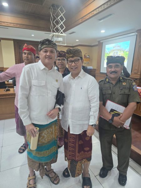 Zulfikar Wijaya Anggota DPRD Bali bersama I Wayan Adi Arnawa Bupati Badung saat kunjungan kerja dari Komisi I DPRD Provinsi Bali pada 1 September 2025