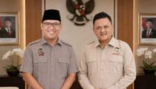 Ketua Dewan Pimpinan Wilayah (DPW) Tani Merdeka Indonesia (TMI) Provinsi Bali, Zulfikar Wijaya, bersama Kepala Badan Gizi Nasional (BGN) Dr. Sudaryono. ©Okedaily Bali 