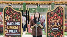 Kepala Dinas Koperasi, UKM dan Perdagangan Kabupaten Badung membuka pameran Badung UMKM Week 2026 di Fountain Stage Beachwalk, Kuta. ©Okedaily Bali/istimewa 