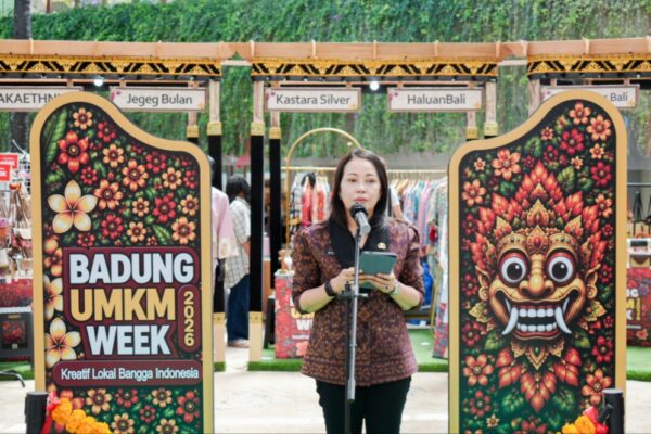 Kepala Dinas Koperasi, UKM dan Perdagangan Kabupaten Badung membuka pameran Badung UMKM Week 2026 di Fountain Stage Beachwalk, Kuta. ©Okedaily Bali/istimewa 