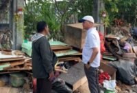 Zulfikar Wijaya DPRD Bali saat tinjau lokasi terdampak banjir dengan kondisi banyak tumpukam sampah Jl. Pulau Biak, Dauh Puri, Denbar, 14 September 2025. © Okedaily Bali 
