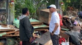 Zulfikar Wijaya DPRD Bali saat tinjau lokasi terdampak banjir dengan kondisi banyak tumpukam sampah Jl. Pulau Biak, Dauh Puri, Denbar, 14 September 2025. © Okedaily Bali 