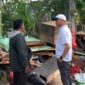 Zulfikar Wijaya DPRD Bali saat tinjau lokasi terdampak banjir dengan kondisi banyak tumpukam sampah Jl. Pulau Biak, Dauh Puri, Denbar, 14 September 2025. © Okedaily Bali 