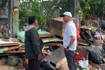 Zulfikar Wijaya DPRD Bali saat tinjau lokasi terdampak banjir dengan kondisi banyak tumpukam sampah Jl. Pulau Biak, Dauh Puri, Denbar, 14 September 2025. © Okedaily Bali 