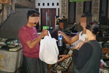 Bantuan berupa makanan siap saji untuk warga terdampak banjir wilayah Kota Denpasar dari Zulfikar Wijaya Anggota DPRD Prov. Bali Fraksi Gerindra Bali, 10 September 2025. © Okedaily Bali 
