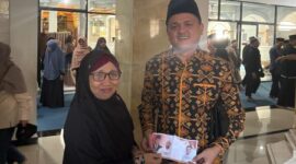 Anggota DPRD Provinsi Bali Fraksi Partai Gerindra, Zulfikar Wijaya, saat melayat ke keluarga Alm. KH. M. Taufik As’adi, tokoh ulama kharismatik yang pernah menjabat sebagai Ketua Majelis Ulama Indonesia (MUI) Provinsi Bali periode 2010–2020. Almarhum wafat pada Minggu, 29 Juni 2025 di Denpasar. ©Okedaily Bali 