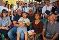 De Dadjah saat mengunjungi keluarga KD di Buleleng. Dalam pertemuan tersebut ia menegaskan bahwa keadilan harus ditegakkan melalui proses hukum yang benar. ©OkeDailyBali 