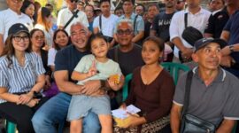 De Dadjah saat mengunjungi keluarga KD di Buleleng. Dalam pertemuan tersebut ia menegaskan bahwa keadilan harus ditegakkan melalui proses hukum yang benar. ©OkeDailyBali 