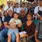 De Dadjah saat mengunjungi keluarga KD di Buleleng. Dalam pertemuan tersebut ia menegaskan bahwa keadilan harus ditegakkan melalui proses hukum yang benar. ©OkeDailyBali 