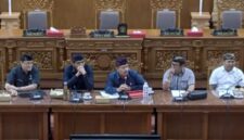 Rapat DPRD Kota Denpasar membahas pelanggaran sempadan Tukad Badung. Pihak Kohinor dan Hotel Raya menyatakan kesiapannya untuk membongkar bangunan yang melanggar. ©OkeDailyBali [Foto: Istimewa]