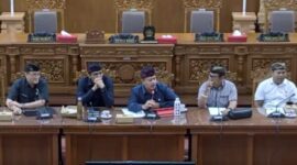 Rapat DPRD Kota Denpasar membahas pelanggaran sempadan Tukad Badung. Pihak Kohinor dan Hotel Raya menyatakan kesiapannya untuk membongkar bangunan yang melanggar. ©OkeDailyBali [Foto: Istimewa]