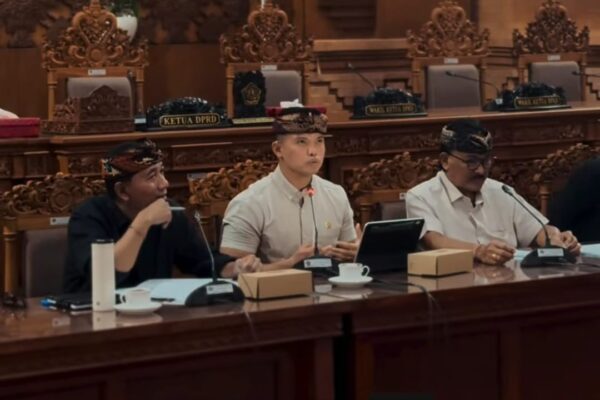 Gus Yoga (tengah) saat menyampaikan dorongan perluasan relaksasi BPHTB bagi pembeli rumah pertama dari kalangan generasi muda di Kota Denpasar. © OkeDailyBali [Foto: Istimewa]