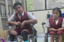 Siswa SD 2 Kesiman saat menerima bantuan kursi roda dan meja belajar dari PT HRP Logistics. ®okedailybali