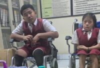 Siswa SD 2 Kesiman saat menerima bantuan kursi roda dan meja belajar dari PT HRP Logistics. ®okedailybali