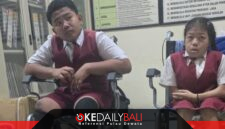 Siswa SD 2 Kesiman saat menerima bantuan kursi roda dan meja belajar dari PT HRP Logistics. ®okedailybali