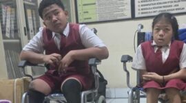 Siswa SD 2 Kesiman saat menerima bantuan kursi roda dan meja belajar dari PT HRP Logistics. ®okedailybali