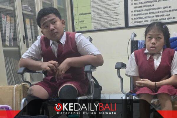 Siswa SD 2 Kesiman saat menerima bantuan kursi roda dan meja belajar dari PT HRP Logistics. ®okedailybali