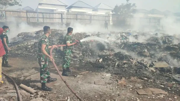 Kebakaran hebat melanda kawasan Jalan Nakula, Gang Jatayu, Desa Pemecutan Kelod, Denpasar Barat, Bali, yang berada di perbatasan Denpasar dan kawasan Legian, Badung, pada Senin (31/8/2026) malam. Istimewa 