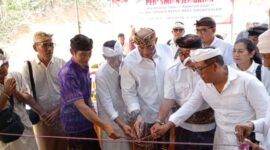 Made Muliawan Arya atau De Gadjah meresmikan Jembatan Situ Banda yang menghubungkan Desa Jinangdalem dengan Desa Penglatan, Kecamatan Buleleng, 6 September 2026 bersama Jajaran Pengurus HKTI Bali dan HKTI Buleleng. Foto: Istimewa. 
